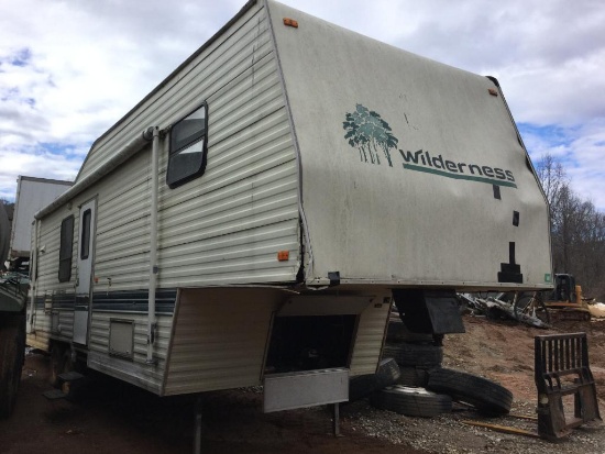 ***LEAKS*** WILDERNESS 5TH WHEEL CAMPER (30')