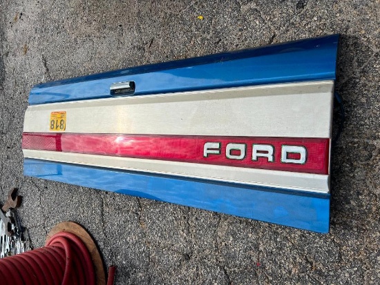 FORD PICKUP TAILGATE