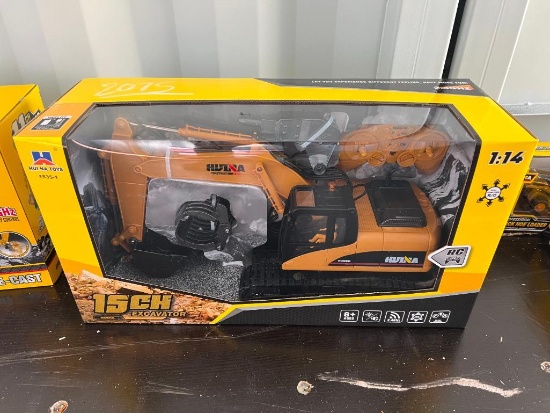 REMOTE CONTROL EXCAVATOR (15 CHANNEL, 1:14 SCALE)