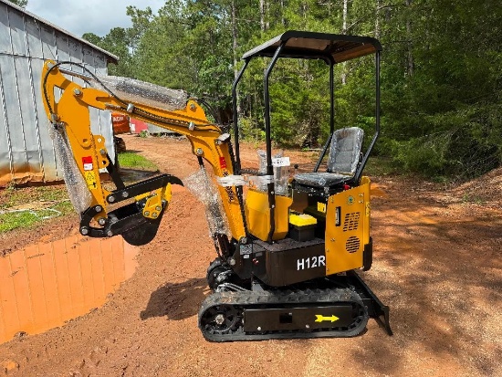 UNUSED AGT H12R MINI EXCAVATOR (GAS MOTOR, HYDRAULIC THUMB, OPEN STATION, SN-H12R20250203T0045)