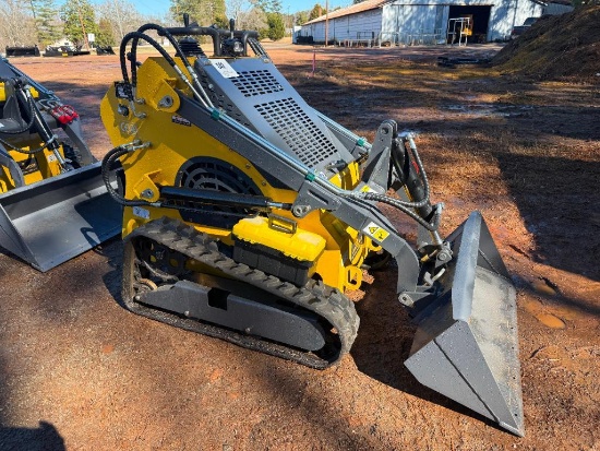 UNUSED LANDHONOR MINI SKID STEER LOADER (MODEL LHR-T460K1, 23HP GAS ENGINE, AUXILLARY HYDRAULICS)