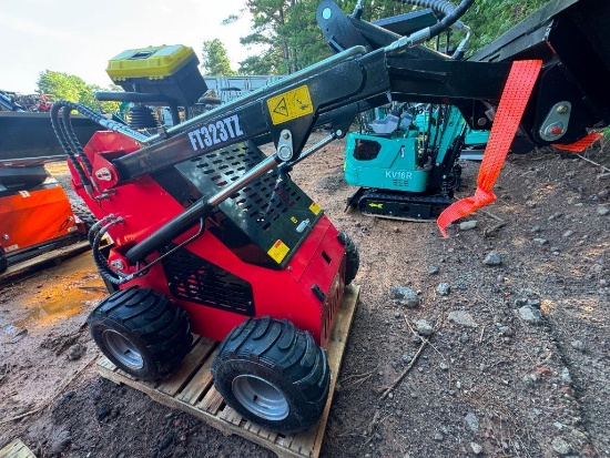 UNUSED FUTURE FT323TX MINI SKID STEER LOADER
