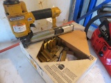 STANLEY-BOSTITCH T4052 PNEUMATIC NAILER W/BOX OF NAILS