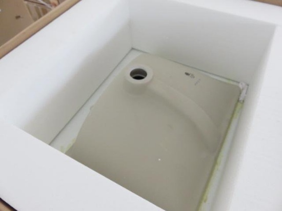 PALLET W/ (4) 24'' CERAMIC BATH VANITY COUNTERS