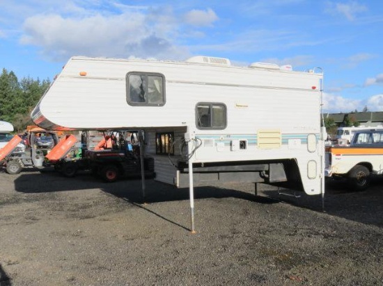 1995 WEEKENDER 10' TRUCK CAMPER (FITS 8' BED)