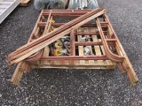 PALLET W/ ASSORTED SCAFFOLDING W/ ASSORTED SCAFFOLDING UPRIGHTS, CROSSARMS & CASTERS