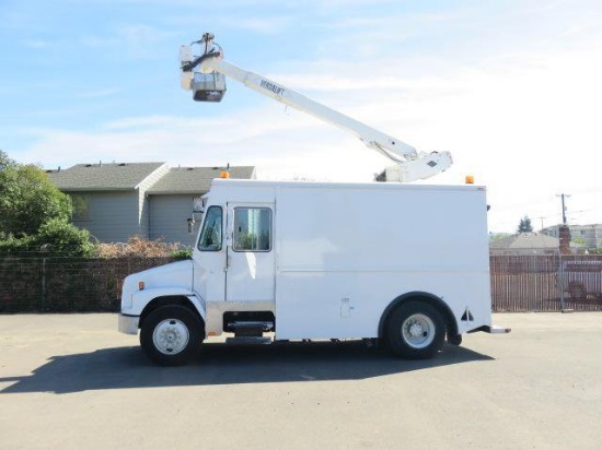 2005 FREIGHTLINER FS65 VAN W/VERSALIFT VST3300I MAN LIFT