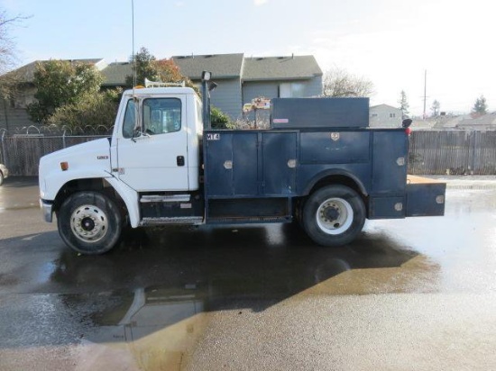 2000 FREIGHTLINER FL70 UTILITY SERVICE TRUCK W/ 3 SECTION CRANE