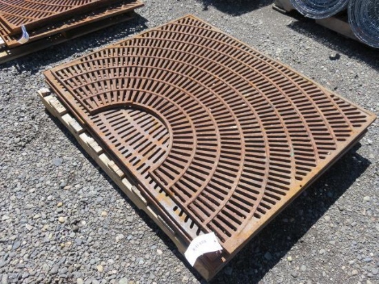 PALLET W/ [4] STEEL GRATES