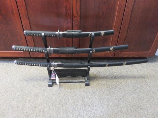 TOMAHAWK (3) SWORD COLLECTION W/STAND