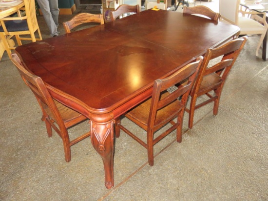 70'' X 40'' DINING ROOM TABLE W/CHAIRS