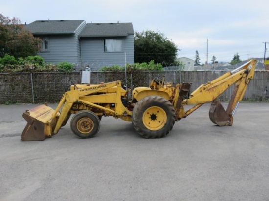 INTERNATIONAL 2504 TRACTOR W/ FRONT LOADER AND BACKHOE ATTACHMENT
