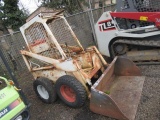 MELROE M440 SKID STEER, GAS ENGINE, 55'' BUCKET, *NON-RUNNING - MISSING PARTS