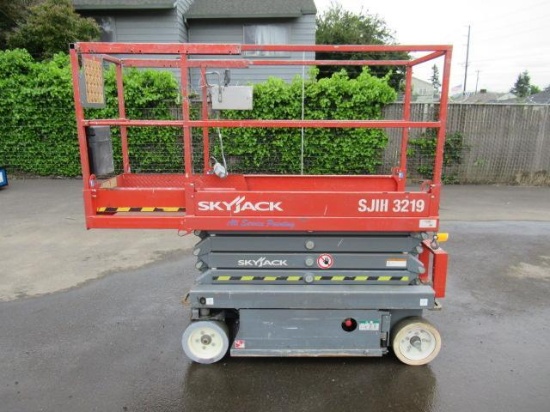 SKYJACK SJIII-3219 SCISSOR LIFT