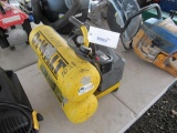 DEWALT 4 GALLON ELETRIC AIR COMPRESSOR