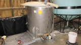 450 GALLON STAINLESS STEEL TANK W/ MIXER MOUNTED ON A PLATFORM