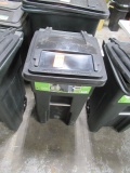 TOTER 32 GALLON ROLLING GARBAGE CAN