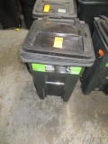 TOTER 32 GALLON ROLLING GARBAGE CAN