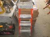 LOUISVILLE 4' FIBERGLASS STEP LADDER