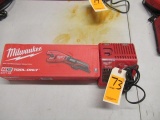 MILWAUKEE M12 COPPER TUBING CUTTER W/CHARGER