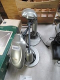 2 desk lamps