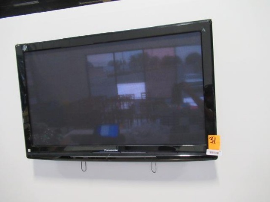 PANASONIC TV W/WALL MOUNT