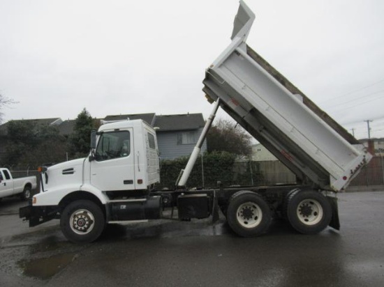 2002 VOLVO VHD 10 YARD DUMP TRUCK