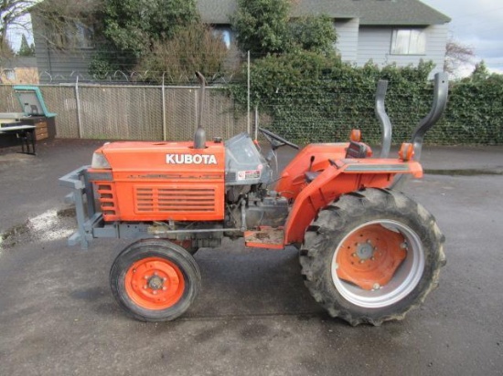 KUBOTA L2600F TRACTOR
