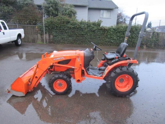 KUBOTA B2320 4X4 TRACTOR W/ FRONT LOADER