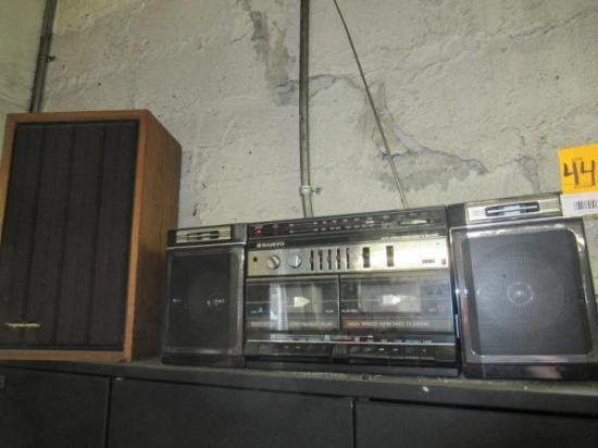 SANYO STEREO W/REALISTIC SPEAKERS