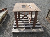 PALLET W/ STEEL STAND