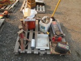 PALLET W/ LINCOLN 2 TON FLOOR JACK, HUSKY 6 TON BOTTLE JACK, 3 TON BOTTLE JACK, (3) JACK STANDS,