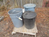 PALLET W/ (2) BRUTE PLASTIC TRASH CANS, RUBBERMAID PLASTIC TRASH CAN & TOTE OF OIL DIAPERS