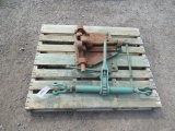 PALLET W/ HEAVY DUTY RIGGERS FORMING VISE & HEAVY DUTY RATCHET CHAIN BINDER