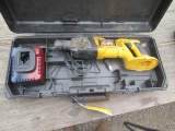 DEWALT (UNKNOWN MODEL) CORDLESS ROTOHAMMER W/ CHARGER *NO BATTERY