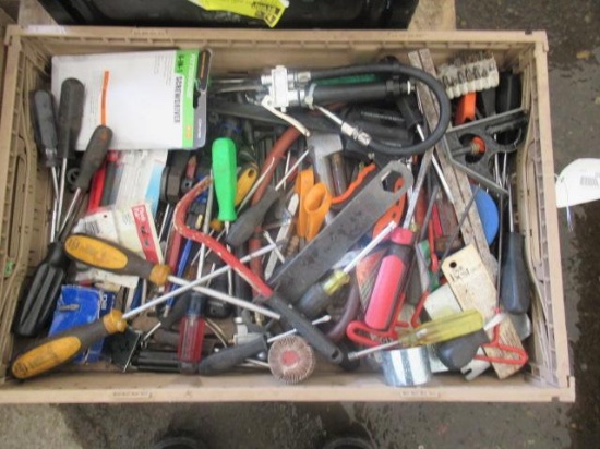 PLASTIC CRATE OF ASSORTED SCREWDRIVERS & HAND TOOLS