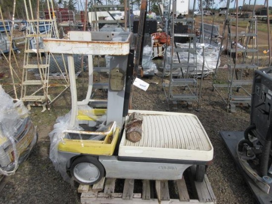 CROWN EL583E ELECTRIC STOCK PICKER