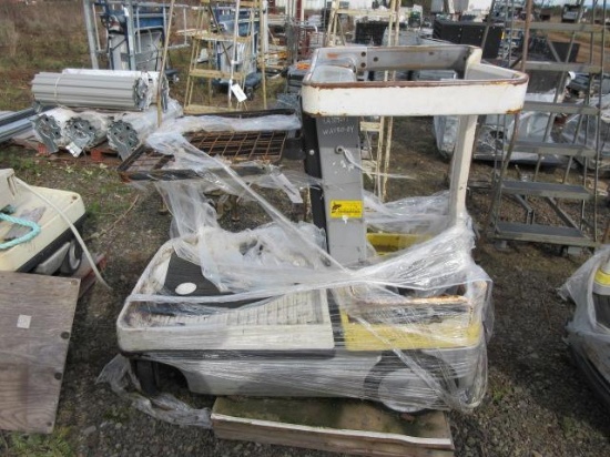 CROWN EL583E ELECTRIC STOCK PICKER