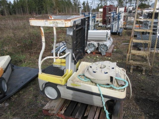 CROWN EL583E ELECTRIC STOCK PICKER