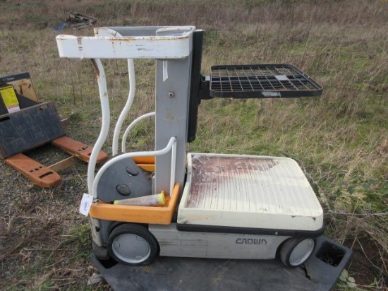 CROWN EL583E ELECTRIC STOCK PICKER