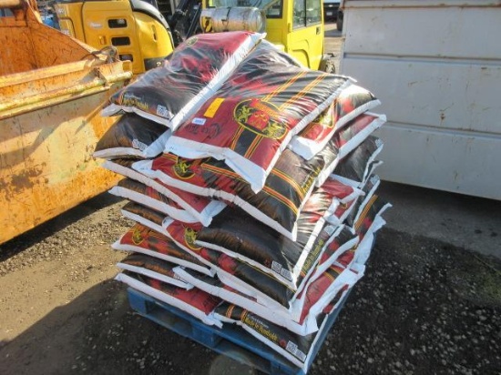 (32) BAGS OF ROYALE GOLD HUMBOLDT SOIL, 1.76 CU FT PER BAG