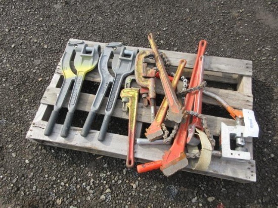 (2) CADDY MSP20 METAL STUD PUNCHES, (2) ENSLEY...E200 PIPE WRENCHES, & (4) RIDGID PIPE TOOLS