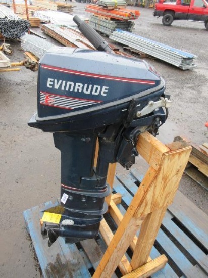 EVINRUDE E15ELE1A 15HP BOAT MOTOR ON A WOOD STAND