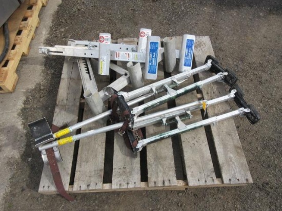 (2) WERNER SHORT BODY 2 RUNG LADDER JACKS, (1) LADDER JACK (UNKNOWN MAKE), & (2) GENVINE DURA-STILTS