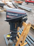EVINRUDE E15ELE1A 15HP BOAT MOTOR ON A WOOD STAND