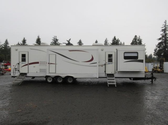 2006 PLAY-MOR 36' MOBILE HAIR & MAKEUP TRAILER