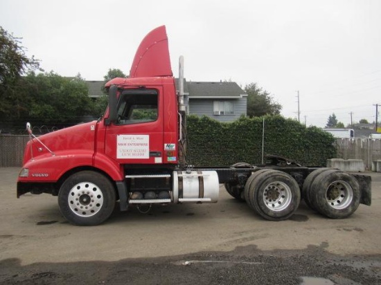 2002 VOLVO TANDEM AXLE DAY CAB