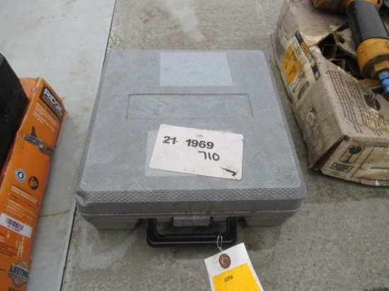 1/2'' DRIVE AIR GUN, & (10) METRIC SOCKETS W/ (1) EXTENSION (IN CASE)