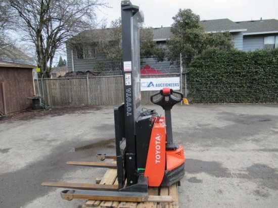 TOYOTA ELECTRIC PALLET STACKER