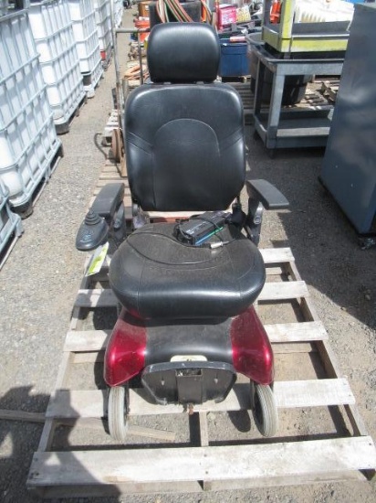 LIBERTY 321 ELECTRIC HANDICAP SCOOTER W/ CHARGER